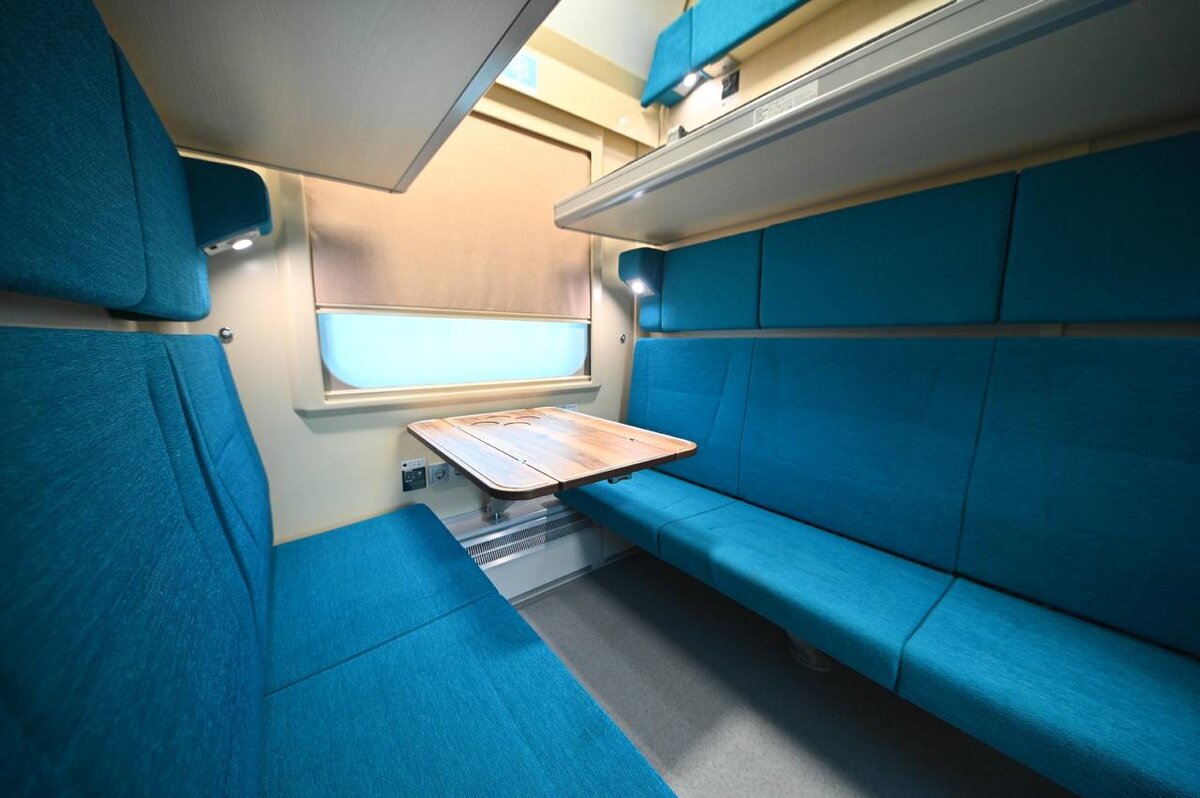 Стол в поезде только для нижних мест