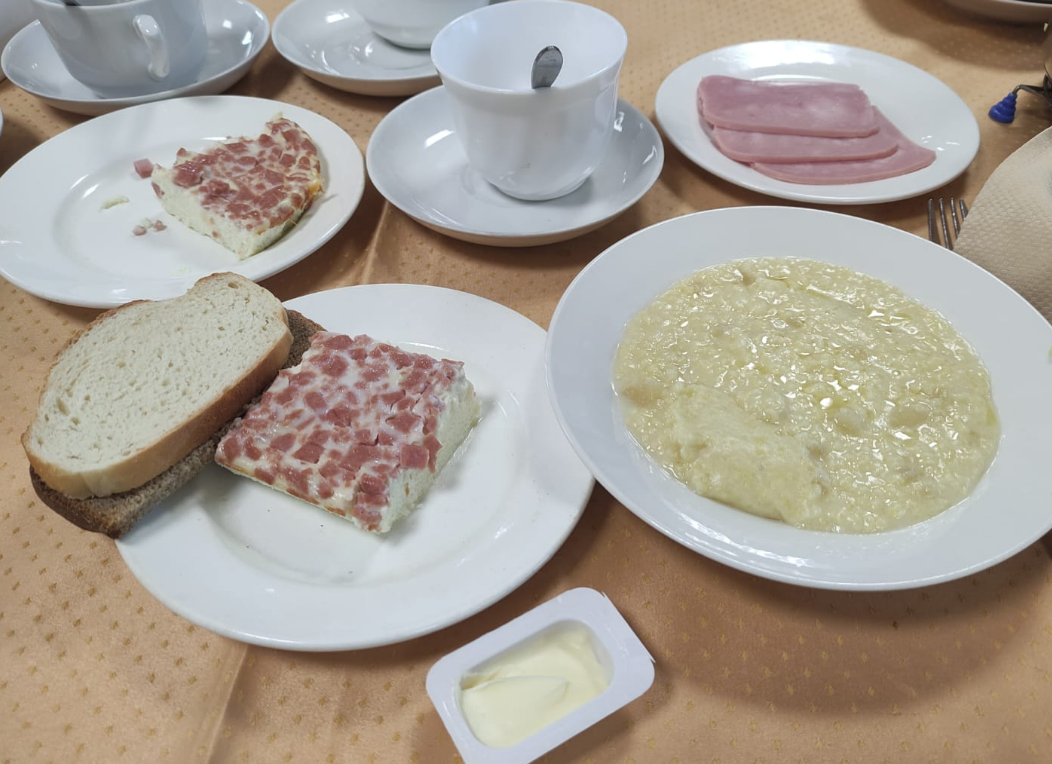 Пшенная каша на молоке, запеканка, ветчина, масло, чай