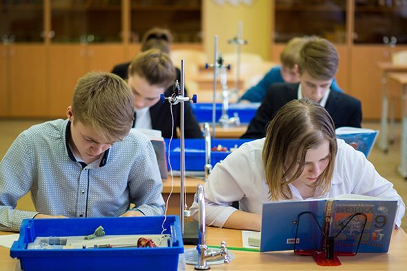    Урок физики в Мосоловской средней общеобразовательной школе в селе Мосолово. Фото: Руслан Шамуков / ТАСС