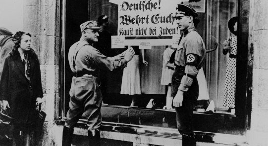 «Немцы, не покупайте у евреев!» (архивное фото) © Март 1933, начало антисемитских репрессий в нацистской Германии.