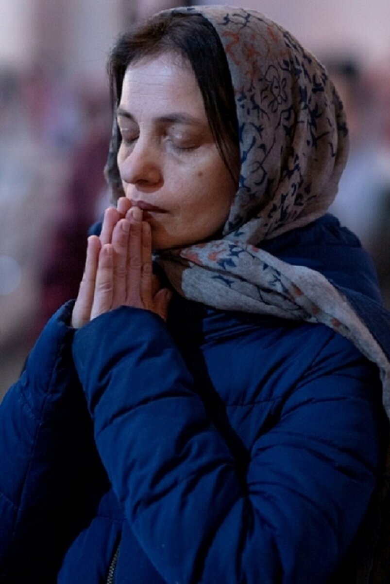 Жительница блокадного Нагорного Карабаха в церкви. Фото из открытых источников сети Интернета