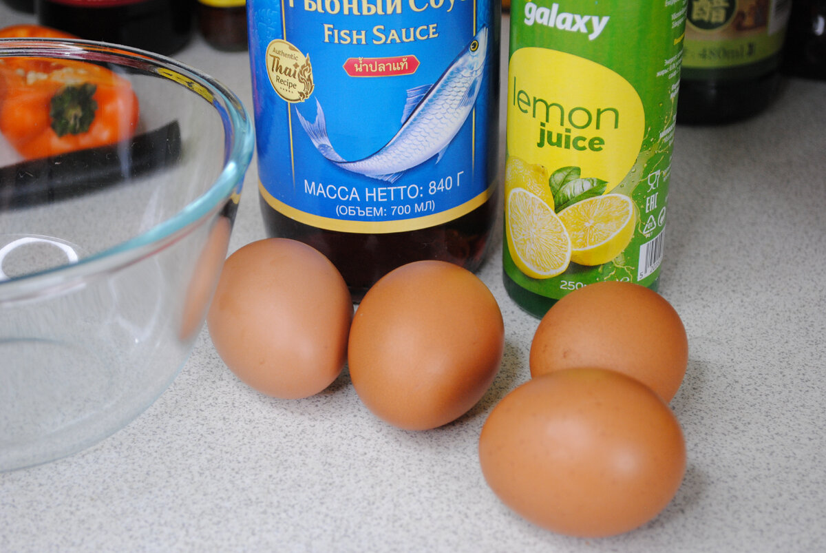 ингредиенты для омлета по-тайски: яйца, рыбный соус, сок лимона