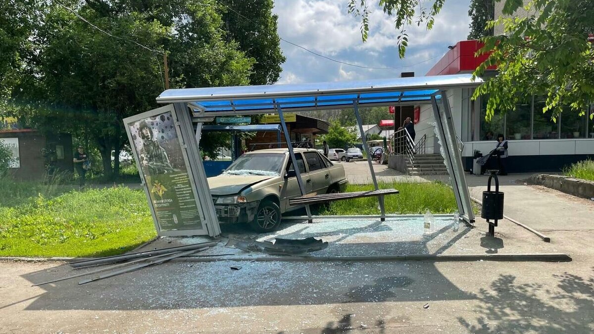   В Саратове 23-летний водитель «Нексии» протаранил остановку и сбил женщину Новости Саратова и области – Сетевое издание «Репортер64»