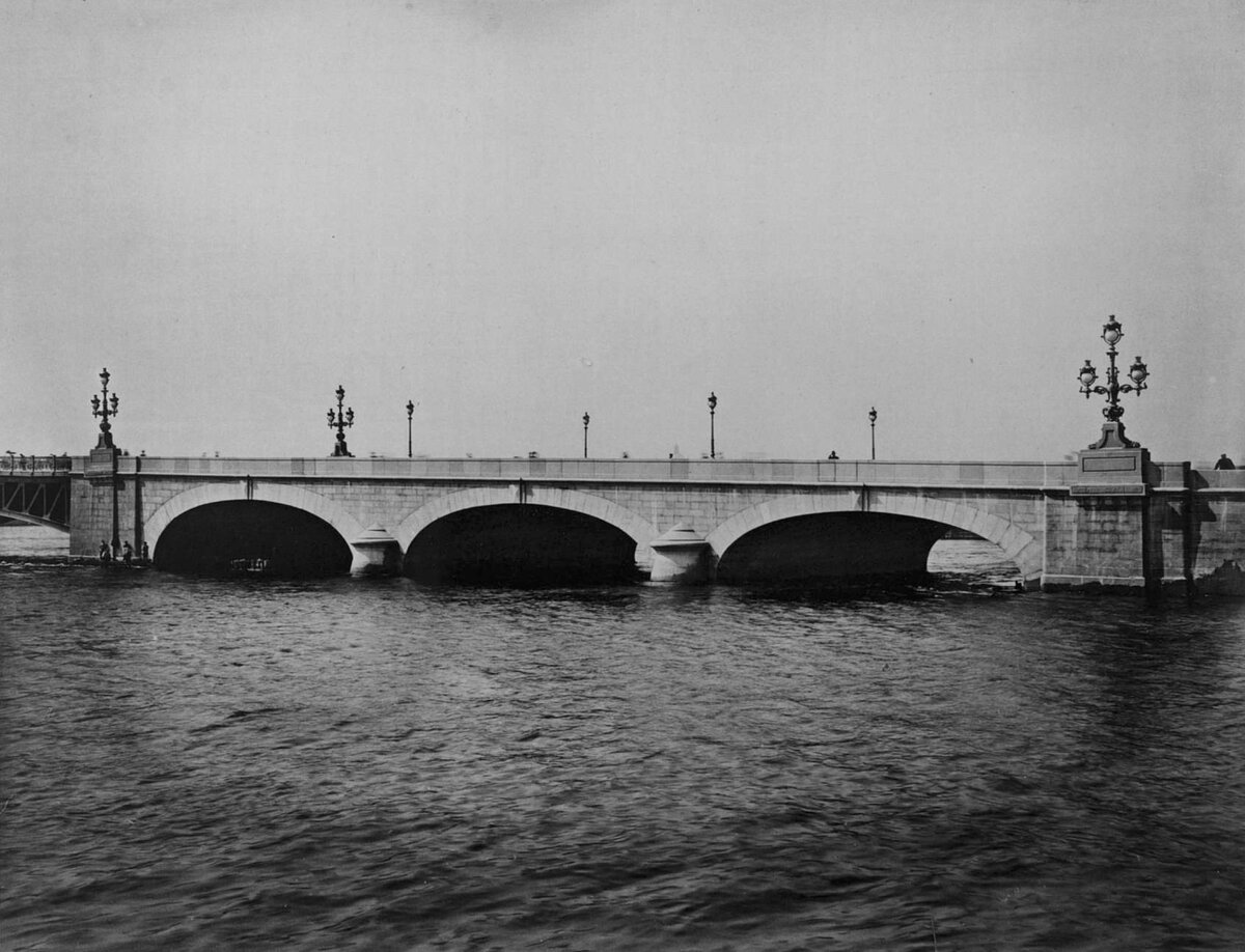 Общий вид гранитной дамбы Троицкого моста 14 мая 1903 года