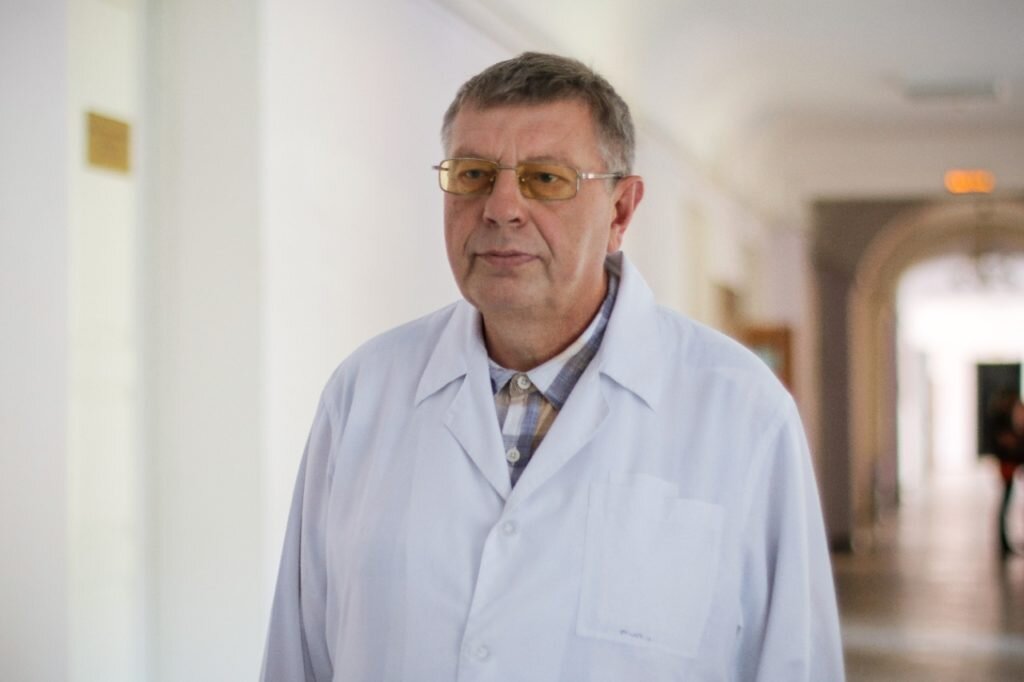 Владимир Яровицкий – врач-психиатр высшей категории, кандидат медицинских наук, доцент кафедры психиатрии Ставропольского государственного медицинского университета, заведующий первым общепсихиатрическим отделением Ставропольской краевой клинической специализированной психиатрической больницы №1