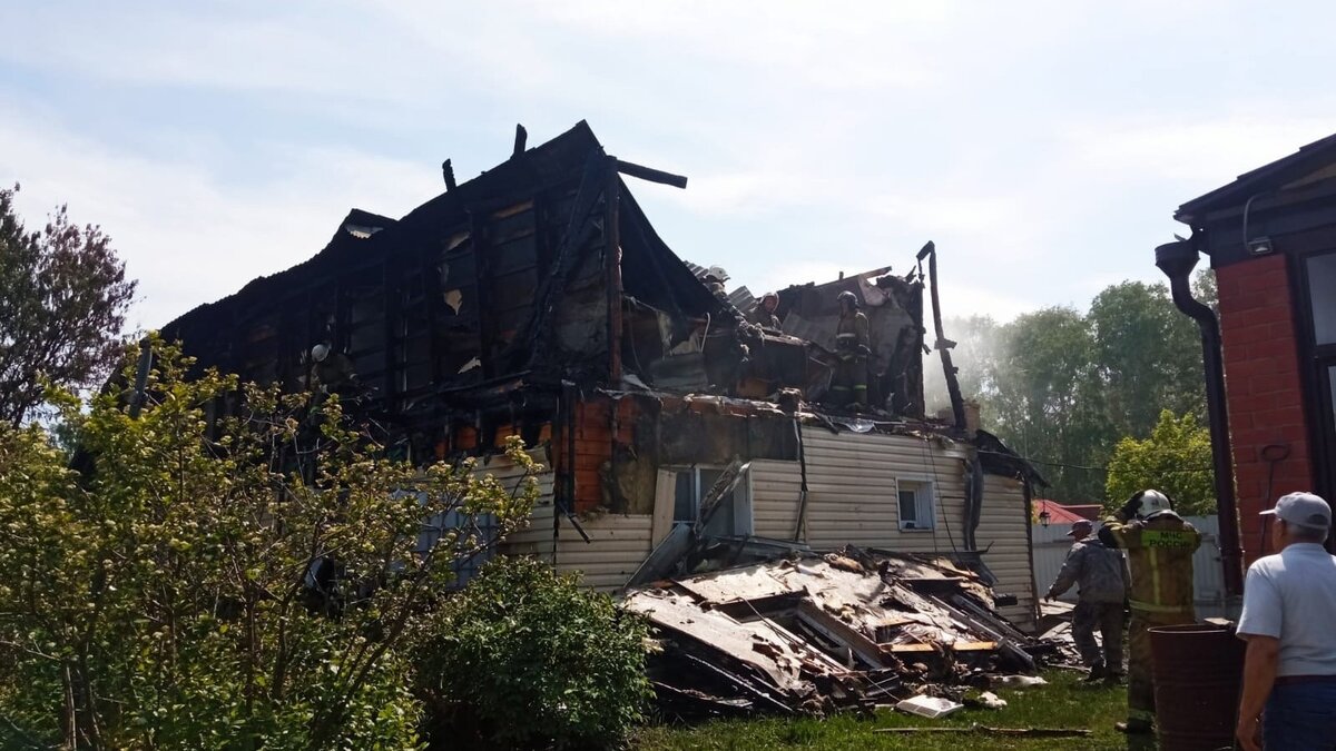     Пожар произошел в селе Октябрьское Горьковского района 4 июня.