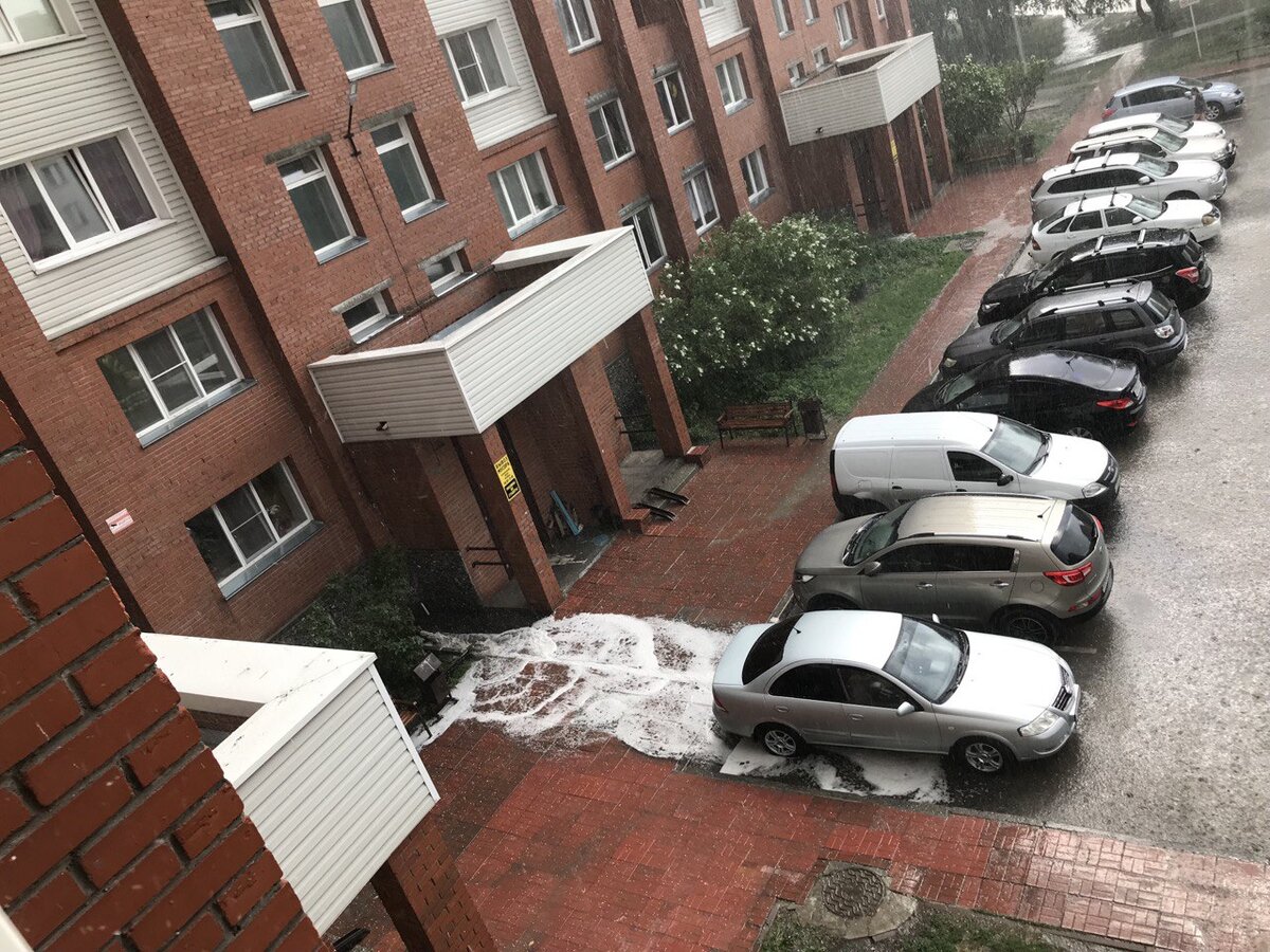 фото сделано 07.06.2023г., напор дождевой воды из водостока