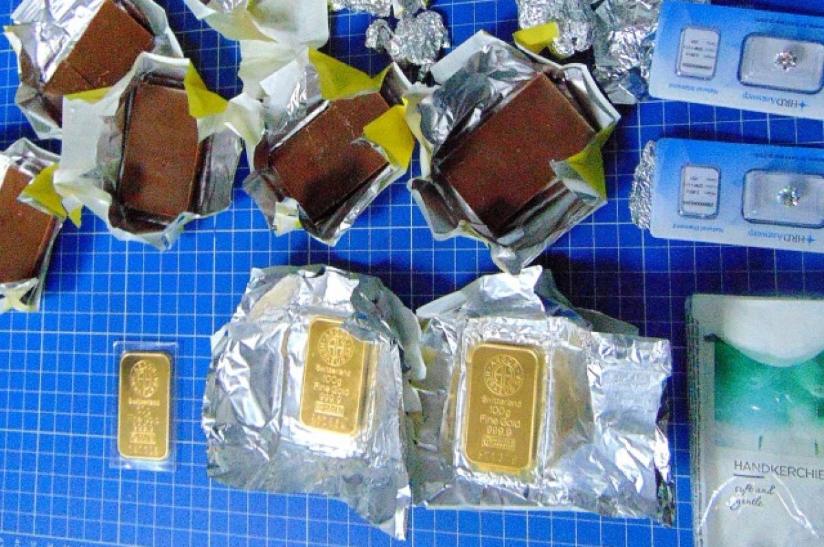    Таможня МинВод нашла слитки золота и бриллианты на 3,5 млн. рублей в багаже
