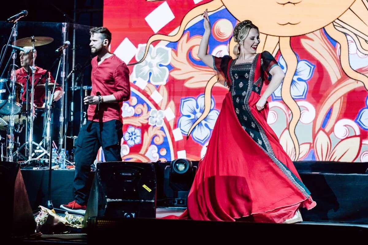 Пелагея, как всегда, творила и наслаждалась тем, что она делает на сцене. Фото Яндекс.Картинки.