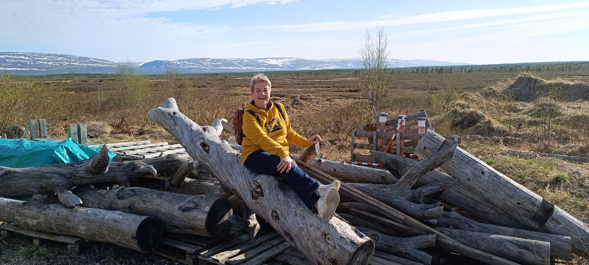 Рядом с гостевым домом. Завалинка такая))))