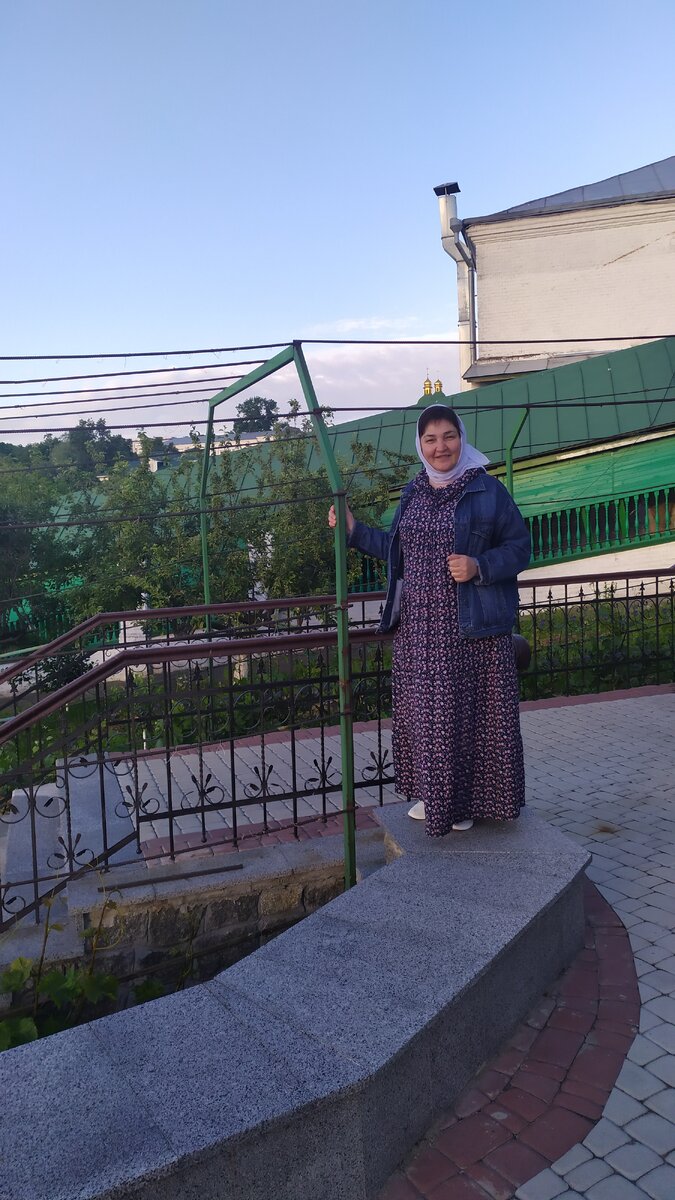 собственной персоной, гуляла куда заходят только братия и служащие.