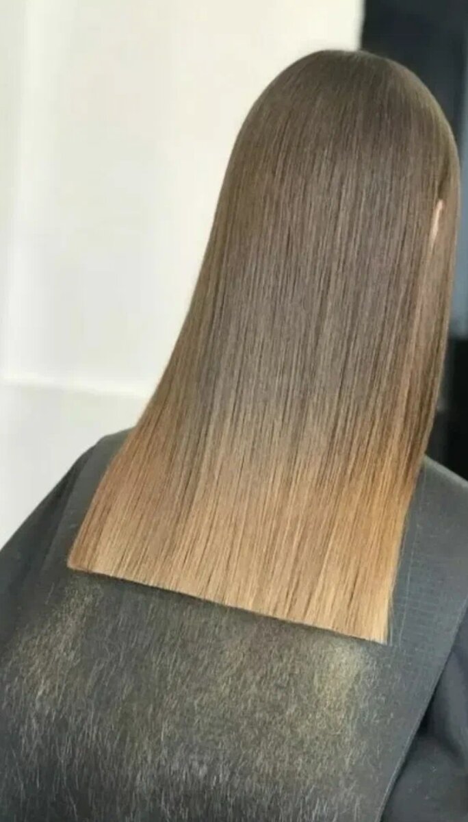 Прямой срез кончиков волос😍
Вне зависимости от длины и формы прически практически все хотят хорошего объема и густоты, по крайней мере, визуально. Вот почему прямой срез — это воплощение мечты. Концы волос подстрижены строго прямо и просто. Именно это отличает эту прическу от очень популярных до сих пор причесок с растрепанными концами.

Стрижка с тупым срезом придает гладкий и очень очерченный вид, но в то же время создает иллюзию дополнительной полноты за счет того, что волосы выглядят более здоровыми, свежими и густыми. Кроме того, «тупой срез» — это быстрый и простой способ удалить секущиеся кончики.