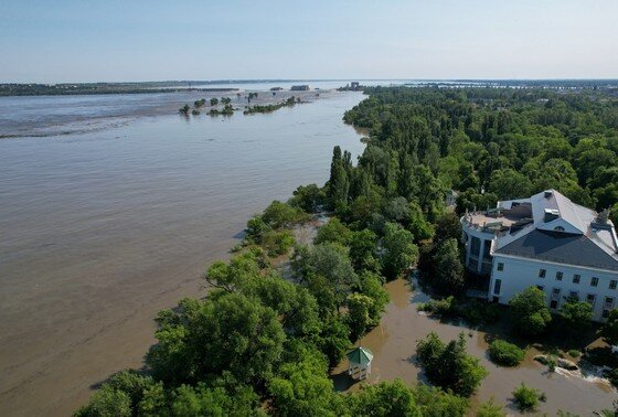    Подтопление береговой линии после разрушения задвижек на Каховской ГЭС