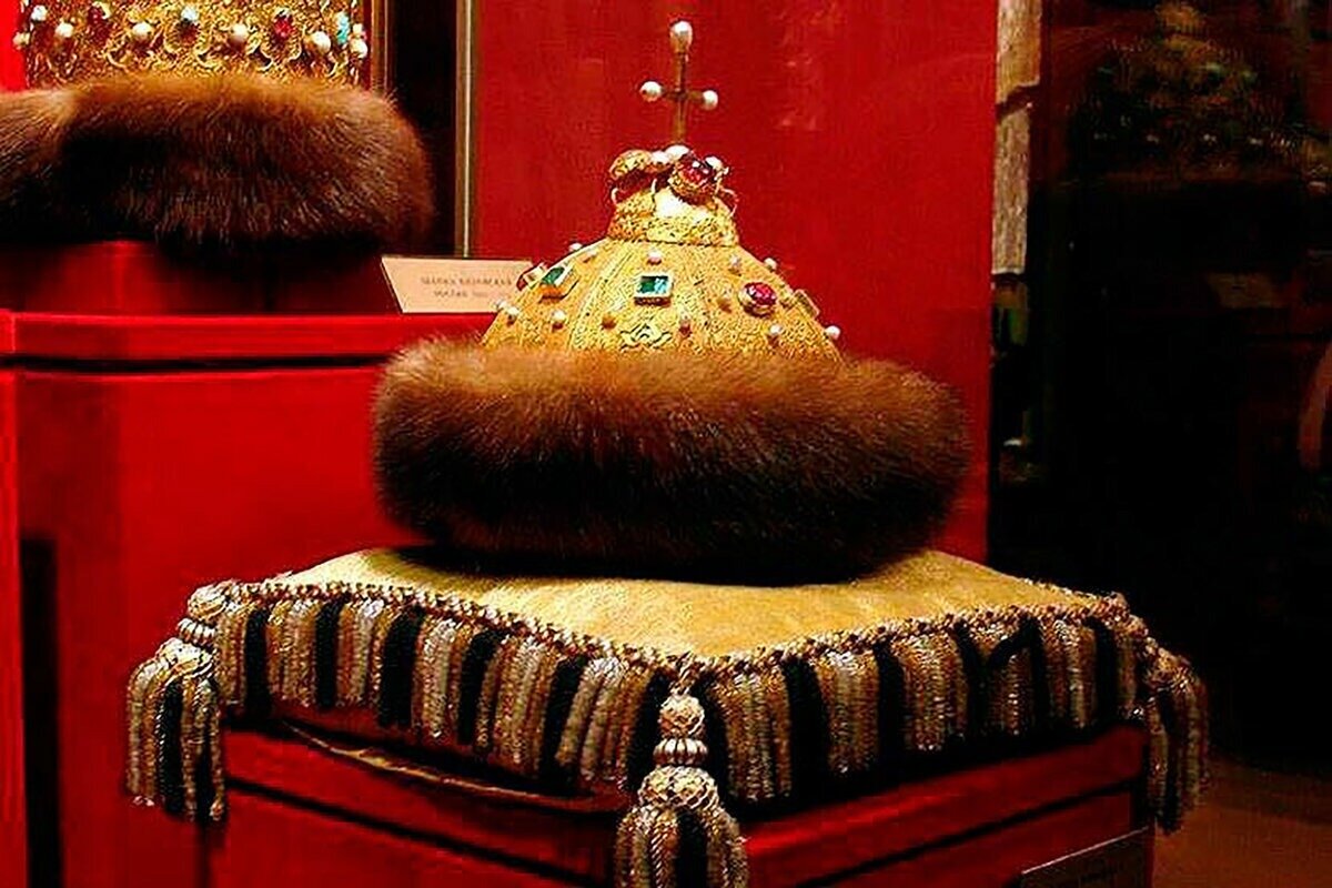 Шапка мономаха в оружейной палате. Шапка мономаха московский кремль. Шапка мономаха иван 3. Шапка мономаха оригинал. Шапка мономаха оружейная палата московского кремля.