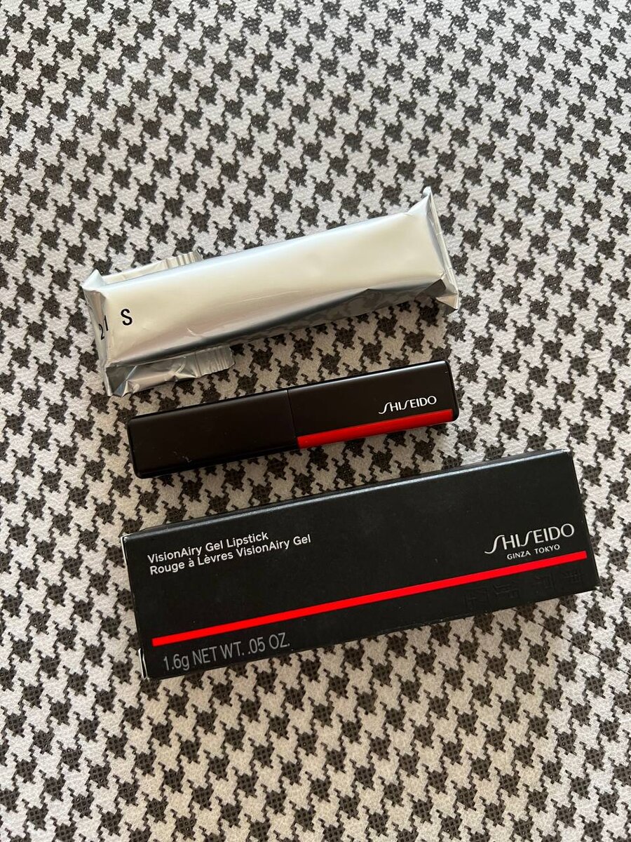 Помада SHISEIDO Visionairy Gel поставляется в двойной упаковке: с фольгированным слоем и в картонной коробочке