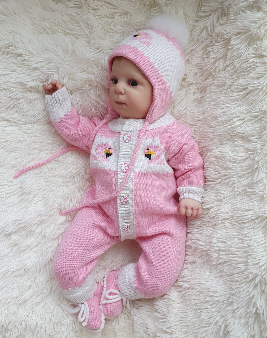 Комбинезончик, шапочка и пинетки.