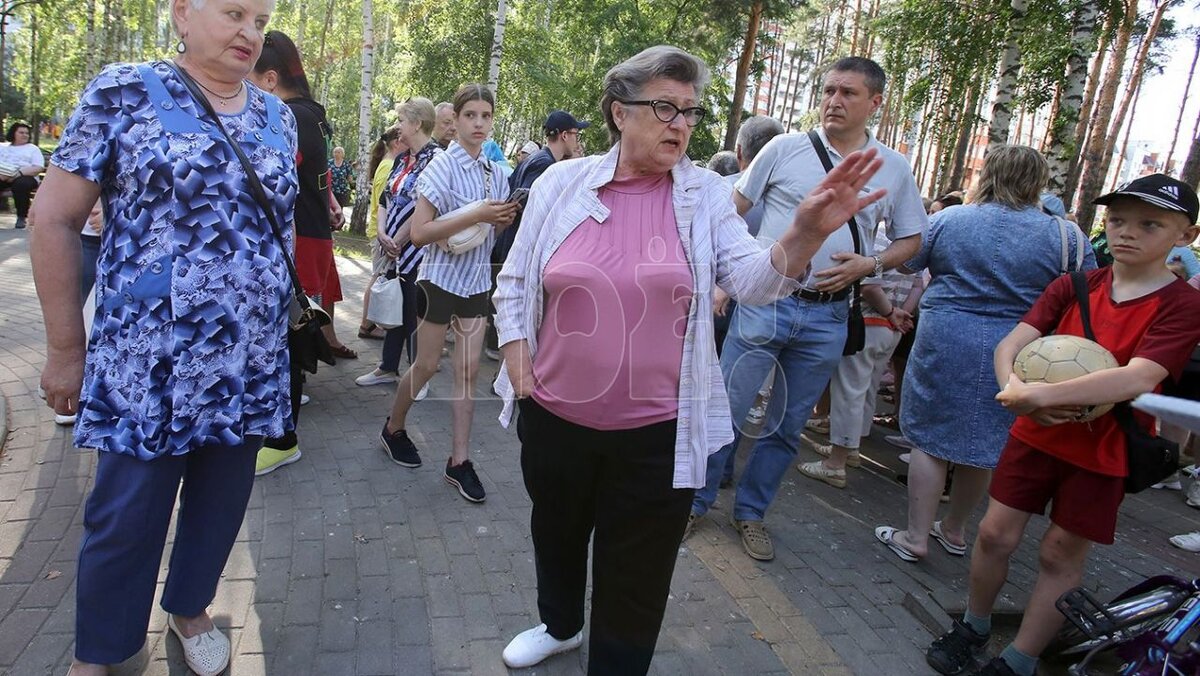 тётеньки на корточках 