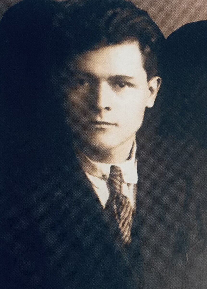 Портрет Александра Яшина, Вологда, 1932 год. Иллюстрация из книги А. Яшин «Запасаемся светом». - Архангельск, издательство «Лоция», 2019