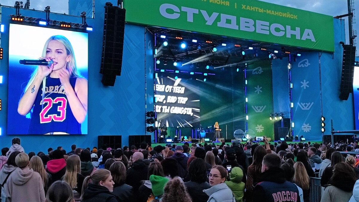    В столице Югры известная молодежная певица исполнила свои хиты для участников и гостей Студвесны