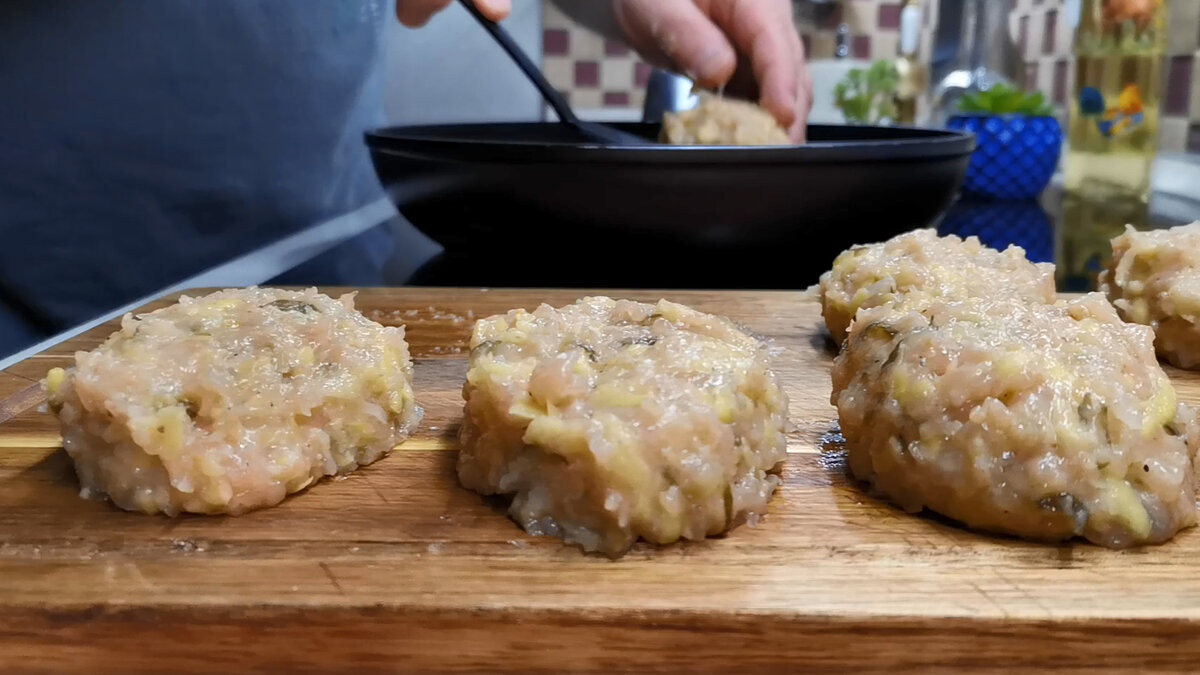 Теперь всегда добавляем в фарш тертые овощи. Ведь так вкуснее и экономнее,  да еще как оригинально (котлеты с солеными огурцами и картошкой) | Розовый  баклажан | Дзен