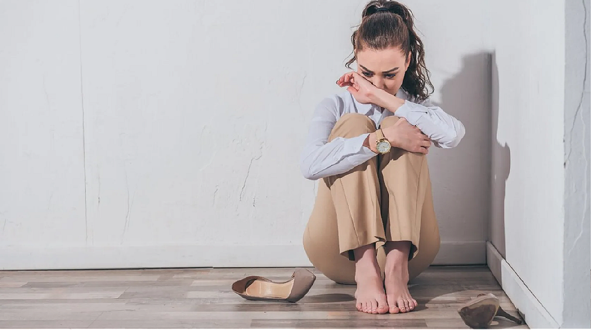 Sitting on the floor. Девушка сидит на полу. Девочка сидит на полу. Девушка сидит и плачет. Женщина сидит на полу и плачет.