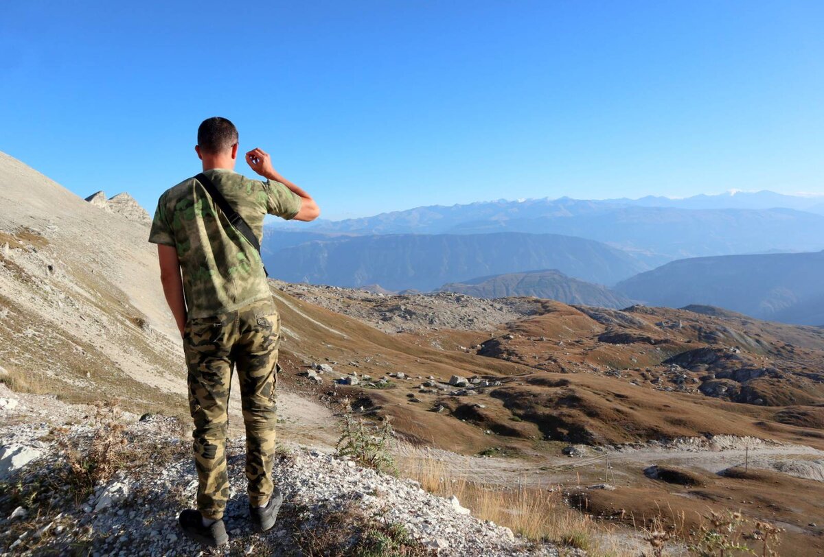 Тишина, безмолвие и только где-то далеко внизу люди, но если что - помощь то же только внизу.