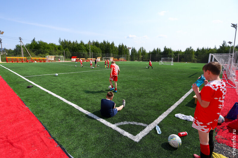    Новые площадки появились на стадионе "Богатырь" на Беляева, 66а. Оба футбольных поля с искусственной травой