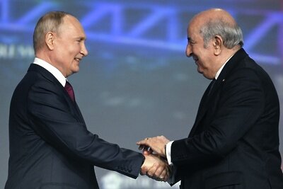    Президент РФ Владимир Путин и президент Алжира Абдельмаджид Теббун (справа) на пленарном заседании Петербургского международного экономического форума. ©Павел Бедняков РИА Новости