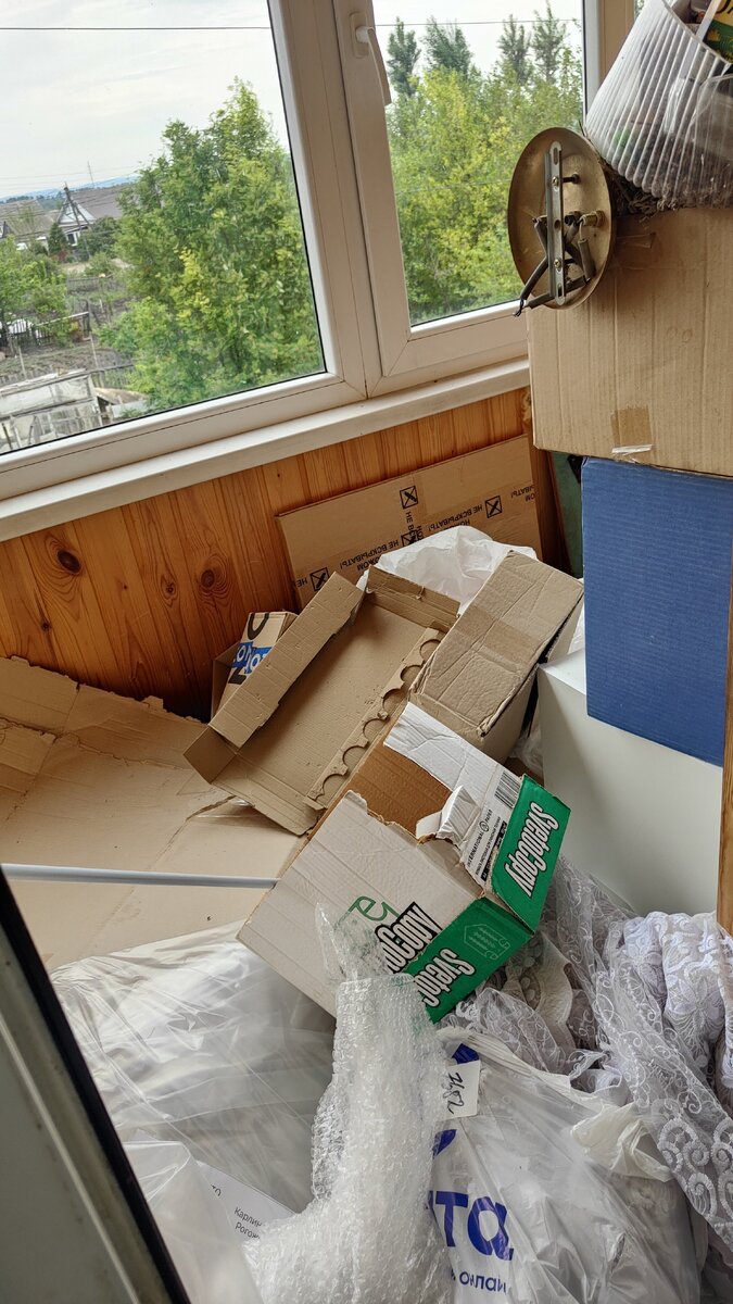 Наш балкон. Это уже после того, как мы вывезли много картона на погреб и в подвал.