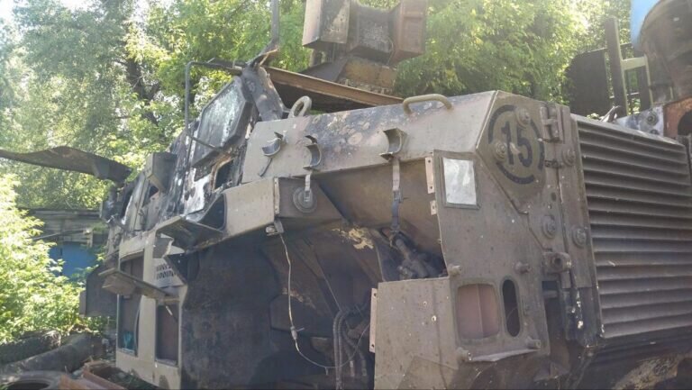 Сильно поврежденный украинский MRAP Bushmaster, подаренный ВСУ Австралией