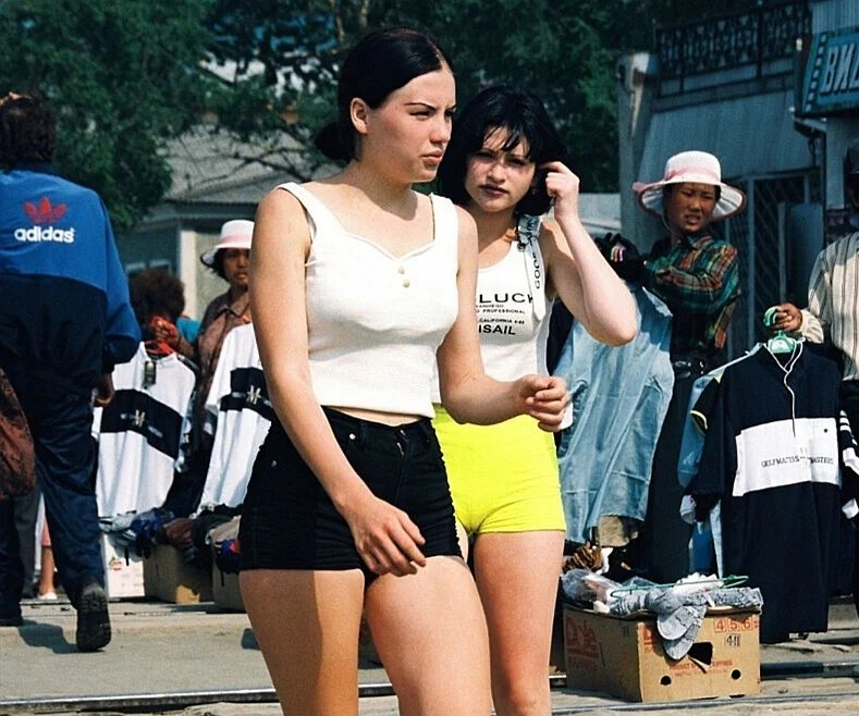 Девушки 1990-х. Девушки 90-х в россии. Мода 90-х годов. Группы 90 спайс герлз. Как в 90 называли девушек.