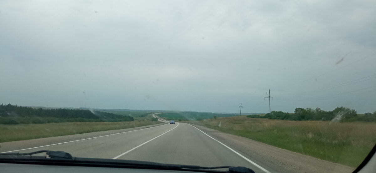 Дорога, лентою вьётся.
