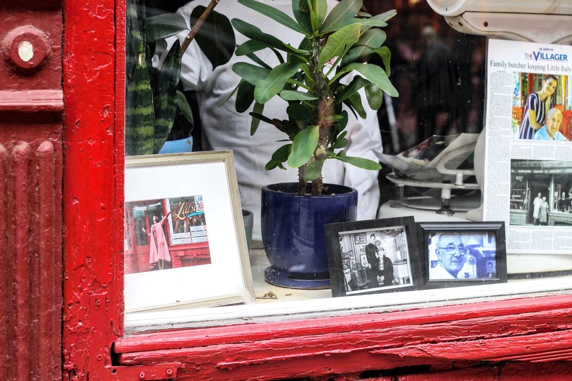 Фотография со сценой из сериала в витрине мясной лавки