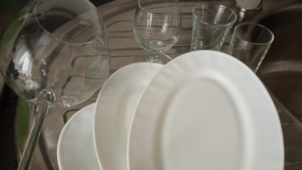 Почему в ресторанах тарелки всегда блестят как новые, хотя ими пользуются по 50 раз за день. Узнала секрет: теперь делаю так же