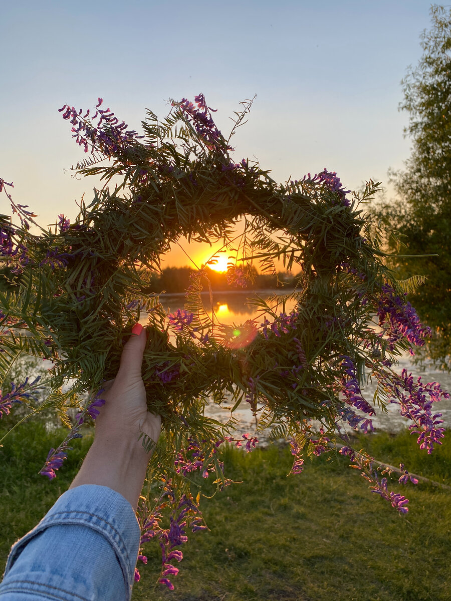 Цельное сияющее солнце, плывущее над горизонтом