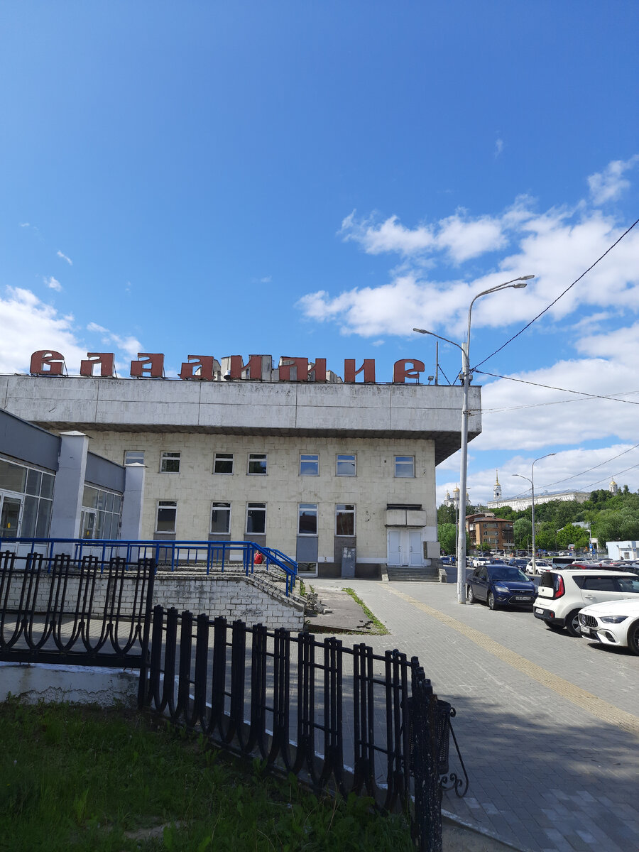 Здание ж/д вокзала, фото сделано мною от бронепоезда 7162, оставшегося здесь на вечной стоянке.