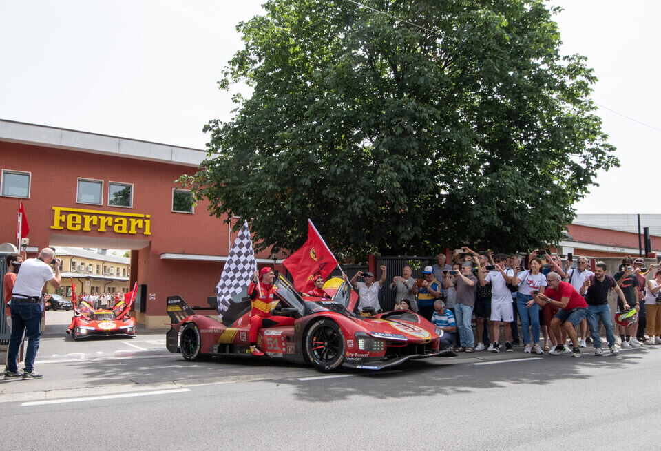    Ferrari провела парад по улицам Маранелло в честь победы в Ле-Мане. ФотоFerrari