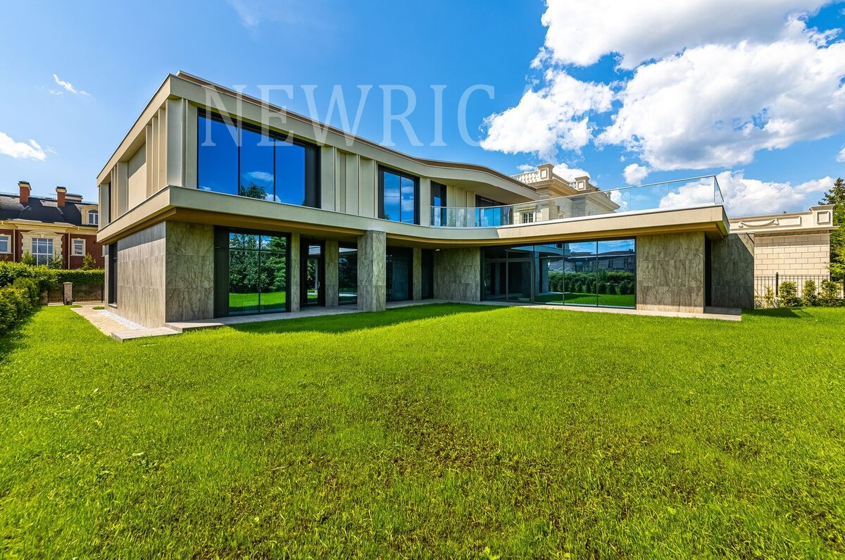 Вид на дом с участка