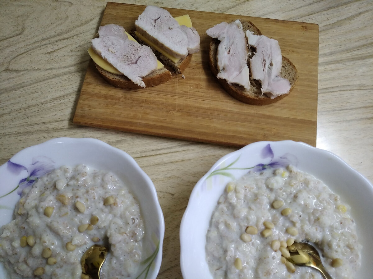 овсянка с кедровыми орешками, бутерброды с запеченным карбонадом