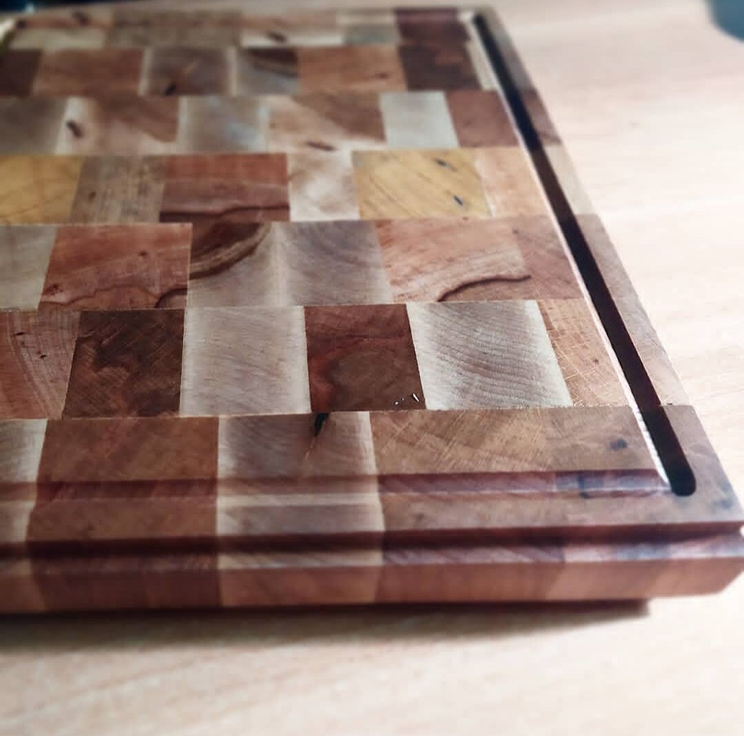 Это одна из самых первых моих разделочных досок. Большая, тяжёлая, преимущественно из бука. Бук любимый материал! Твёрдый, прочный, и при финишной обработке, после покрытия маслом приобретает очень выразительный и насыщенный цвет. 