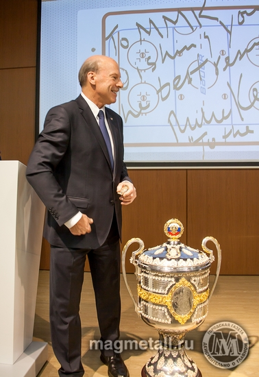 На фото: Кубок Гагарина тоже присутствовал на лекции.