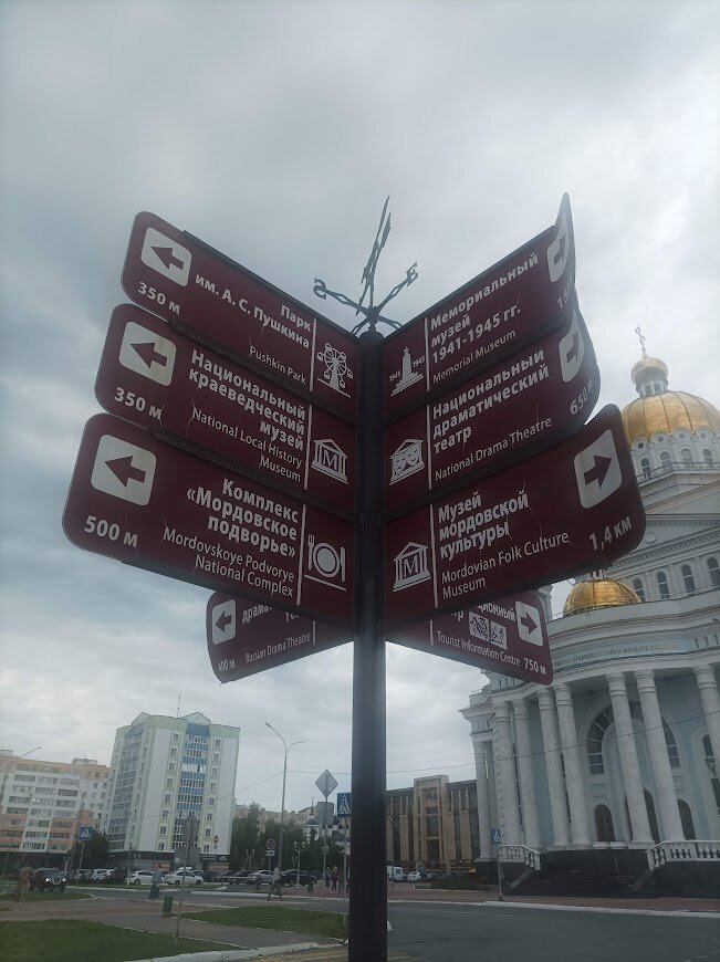 Направо пойдешь - культурному быть! Налево - сытому! А прямому пойдешь - в столб врежешься!