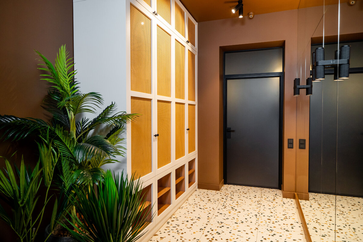 Nayada поставила офисные стеклянные двери NAYADA-SLIM с фальшь фрамугам