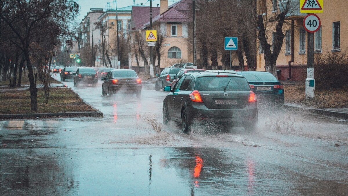     Серьёзное подтопление замечено горожанами на улице Борисенко во Владивостоке. Судя по видео, вода практически достигает днища.