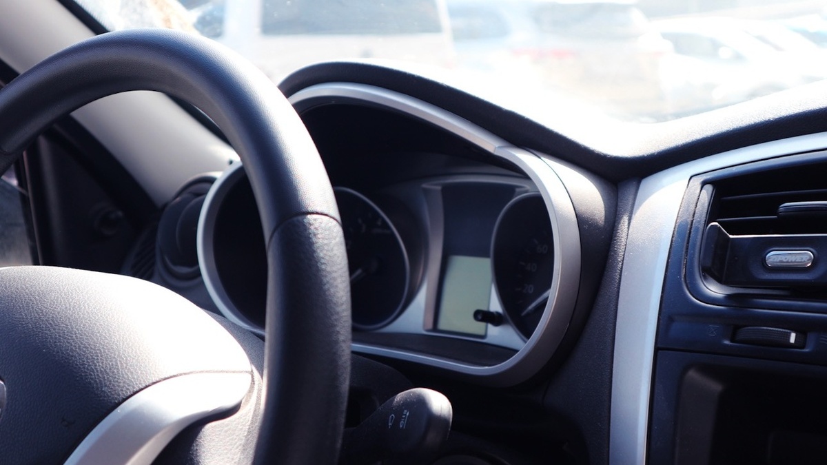     Глава ГБУ «Безопасность дорожного движения» Рифкат Минниханов рассказал, что хакеры могут не только нарушить работу алгоритмов беспилотных авто. Якобы их технологии позволяют брать под полный контроль транспортные средства. Об этом пишет «Бизнес Онлайн».