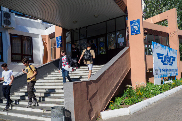   «В этом году, несмотря на значительное количество бюджетных мест, сохранится высокий конкурс на IT-направления подготовки. Так что эти специальности на бюджетном отделении в университетах города Казани будут по-прежнему доступны не всем, а только ребятам с баллами ЕГЭ в среднем выше 230» Фото: «БИЗНЕС Online»