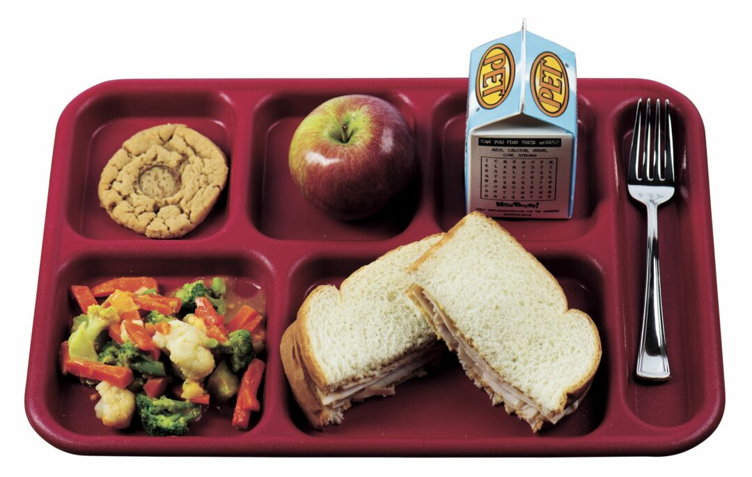 Поднос с едой. Ланч в американской школе. Завтрак в американской школе. Обед в школе США.