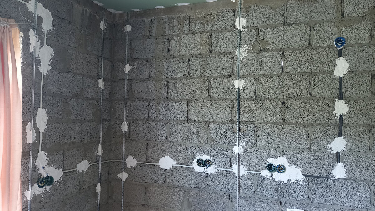 Маяки на стене в кухне