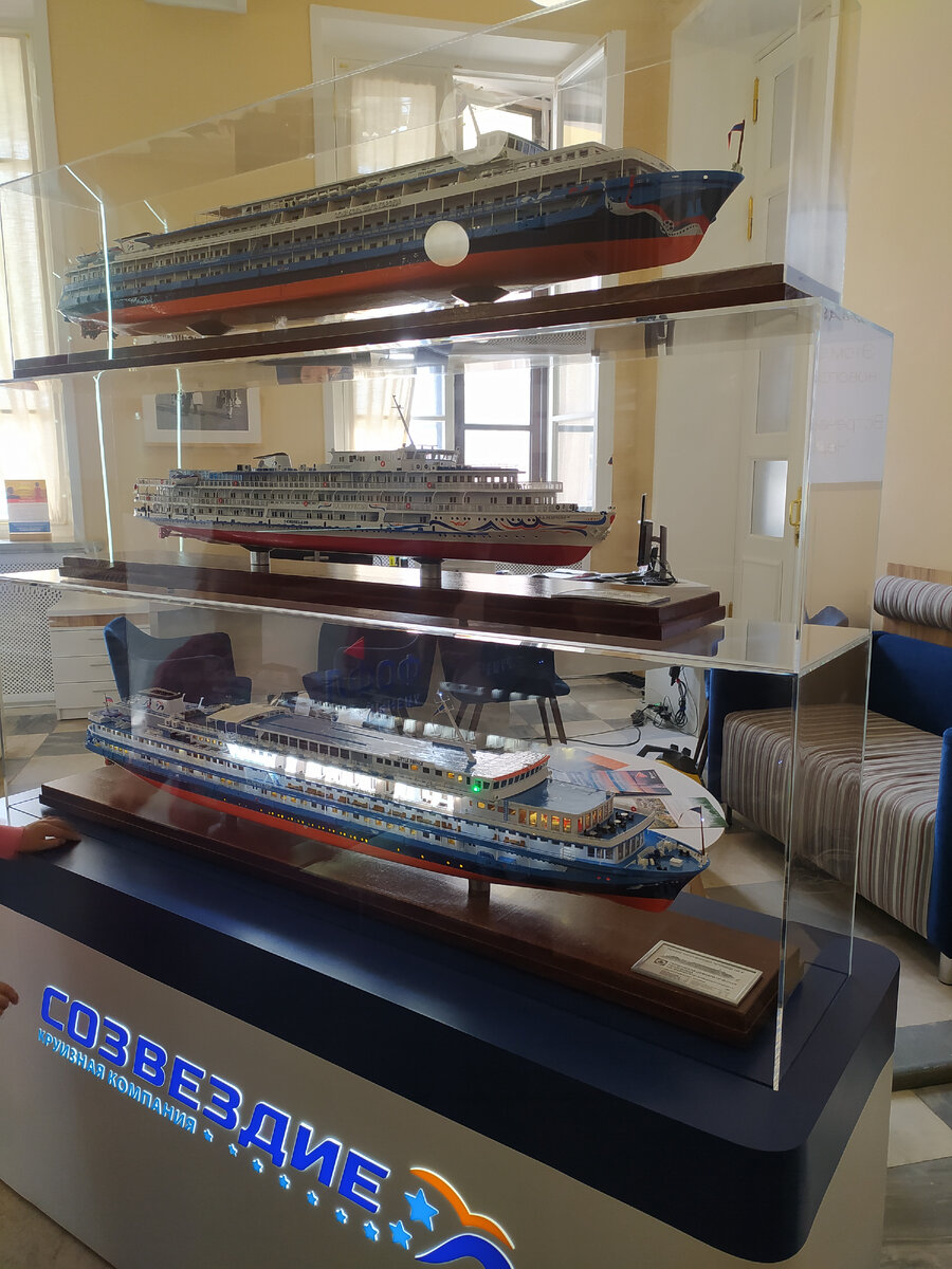 Внутри Северного речного вокзала (фото автора) листайте далее