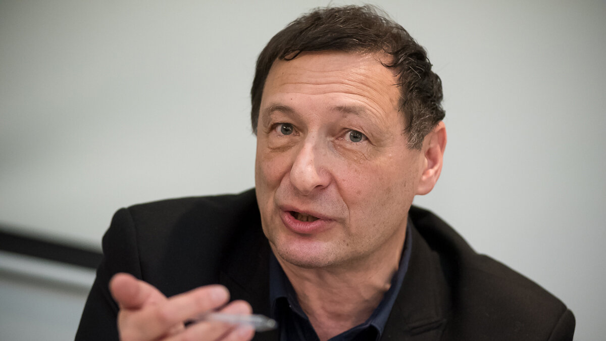 Во времена СССР Б. Кагарлицкий был так называемым "диссидентом", но сейчас он называет себя марксистом.